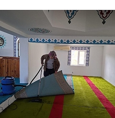 ramazan-oncesi-camilerde-temizlik-yapildi.jpg