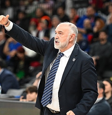 anadolu-efes-asvel-karsisinda-parkede.jpg