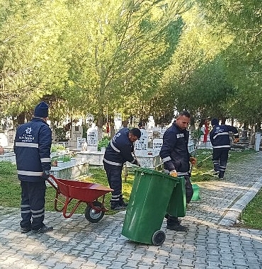 baskan-cercioglundan-mezarliklarda-ramazan-bayrami-oncesi-temizlik-calismasi.jpg