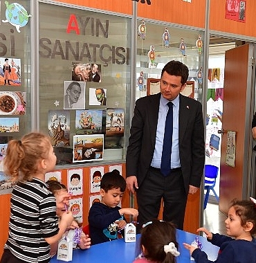 baskan-erkan-aydindan-cocuklara-bayram-ziyareti.jpg