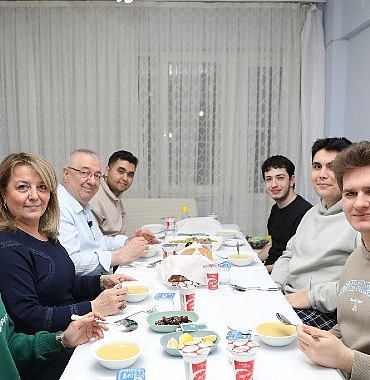 baskan-ertas-universite-ogrencilerinin-iftar-sofrasina-konuk-oldu.jpg