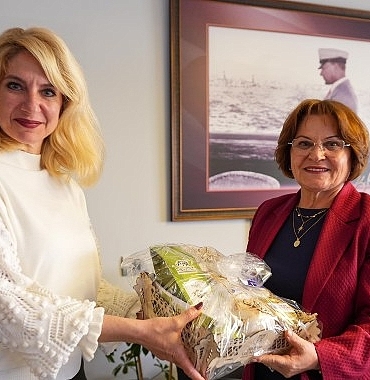 baskan-hatice-gencay-deniz-ulasiminda-yeni-donem-icin-izdeniz-ile-bir-araya-geldi.jpg