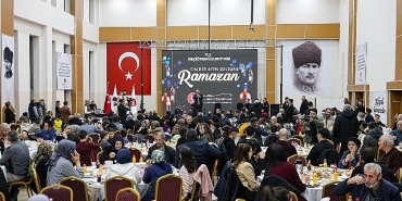 baskan-ozarslan-iftar-sofrasinda-berberlerle-bulustu.jpg