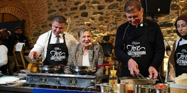 baskan-tugay-tirede-onluk-giydi-mutfaga-girdi-yemek-yapti.jpg
