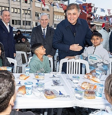 bergamanin-iftar-sofrasi-tip-bayraminda-doktor-baskanlari-bulusturdu.jpg