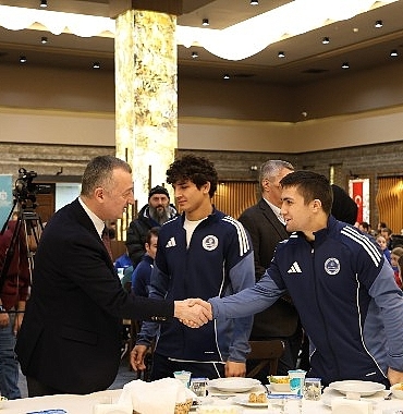 buyukakin-basarili-sporcularla-iftar-yapti.jpg