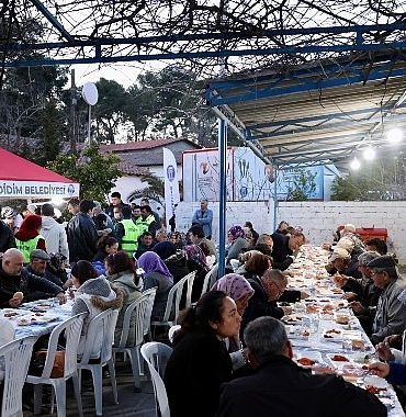 didim-belediyesi-batikoy-mahallesinde-iftar-sofrasi-kurdu.jpg