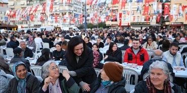 efes-selcukta-iftar-sofrasi-dayanisma-ile-kuruldu.jpg