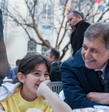 izmir-buyuksehir-belediyesinin-iftar-sofrasi-kemeraltinda-kuruldu.jpg