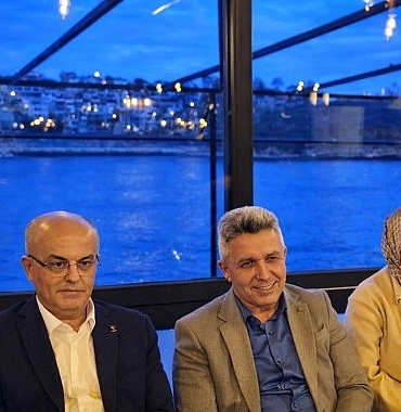 kandira-belediye-meclisi-iftar-sofrasinda-bir-araya-geldi.jpg