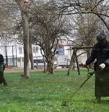 kartepede-bahar-temizligi-yabani-ot-ve-dikenler-temizleniyor.jpg