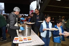 osmangazi-belediyesi-1050-konutlarda-birlik-sofrasi-kurdu.jpg