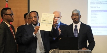 somalide-ilk-uluslararasi-balikcilik-lisansi-bir-turk-gemisine-verildi.jpg