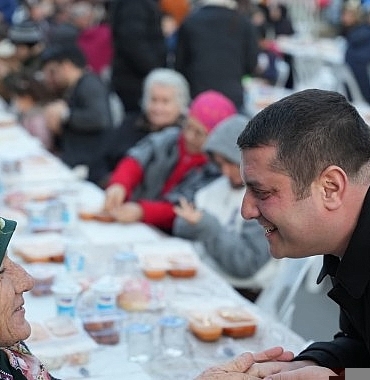torbali-belediyesinden-cumhuriyet-mahallesinde-dev-iftar.jpg
