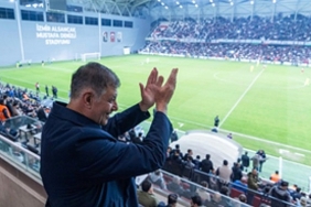 turk-futbolunun-efsanesinden-baskan-tugaya-karsiyaka-stadi-tesekkuru.jpg