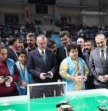 baskan-buyukakin-robot-yarismasina-katildi-kocaelisporlu-futbolcularla-mac-yapti.jpg