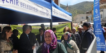 baskan-cercioglu-ata-tohumlarindan-yetistirilen-binlerce-fideyi-karacasu-ve-kocarlida-vatandaslarla-bulusturdu.jpg