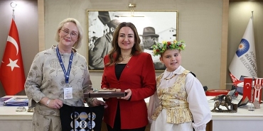 baskan-vekili-busra-ozdemir-dunya-cocuklarini-agirladi.jpg