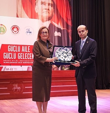 deu-ev-sahipliginde-uluslararasi-aile-sempozyumu-basladi-guclu-aile-guclu-gelecek.jpg