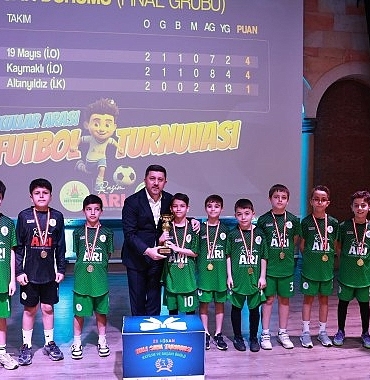 ilkokullar-arasi-futbol-turnuvasinda-kupa-toreni-yapildi.jpg
