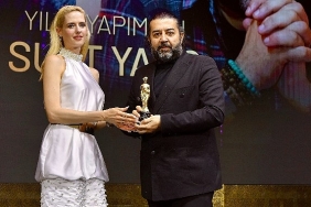suat-yanc-yilin-en-iyi-yapimcisi-odulunu-aldi.jpg