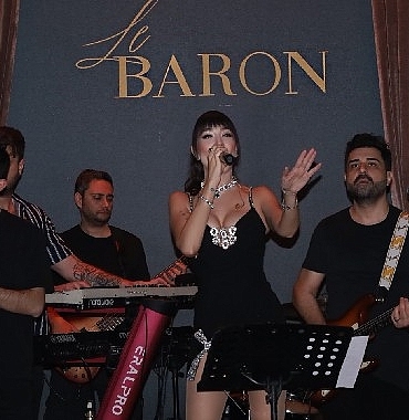ece-gurselden-le-baron-sahnesinde-yeni-imaj.jpg