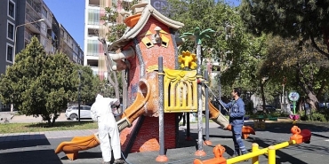 konakin-parklarinda-temizlik-mesaisi.jpg