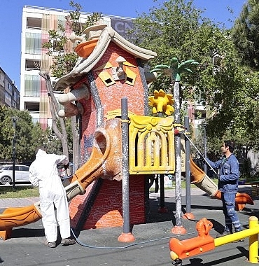 konakin-parklarinda-temizlik-mesaisi.jpg