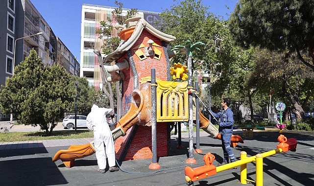 konakin-parklarinda-temizlik-mesaisi.jpg