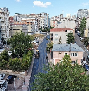 Maltepe'de yol yenileme çalışmaları devam ediyor