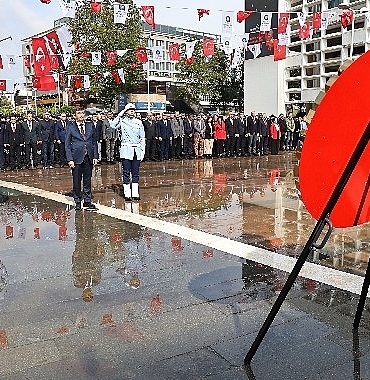 Antalya Büyükşehir’de Cumhuriyet coşkusu çelenkle taçlandı