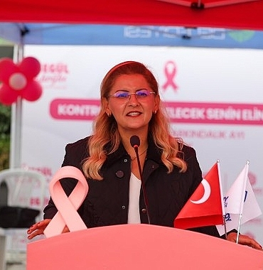 Bakırköy’de Pembe Şemsiyelerle Meme Kanseri Farkındalık Yürüyüşü
