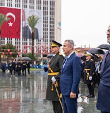 Cumhuriyet Bayramı kutlamaları çelenk sunma töreni ile başladı