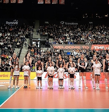 Eczacıbaşı Peron İstanbul, VakıfBank’ı konuk etti