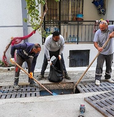 Gaziemir’de kışa hazırlık: Yağmur suyu kanalları temizleniyor