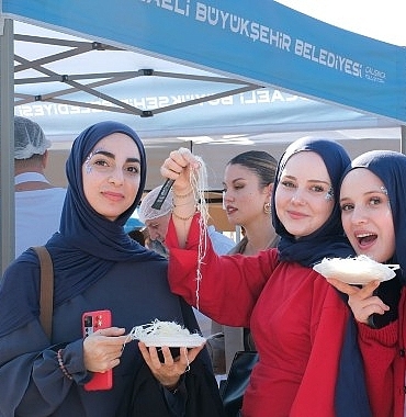KOÜ’lü gençler Büyükşehir’le enerji depoluyor;  ‘Gelin Tanış Olalım’da eğlence başladı