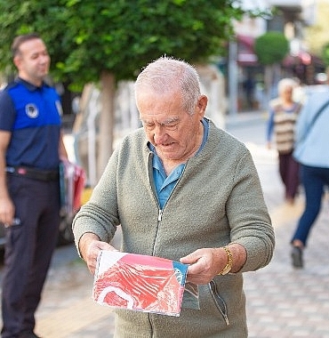 Narlıdere Belediyesinden Cumhuriyet Bayramı Öncesinde Esnafa Bayrak Dağıtımı
