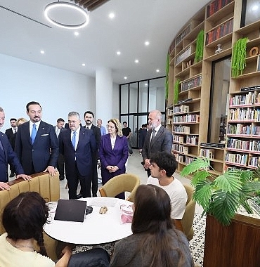 Zorlu’dan Büyükakın’a övgü: “Kendisi sadece hizmet üretmiyor, kavram da üretiyor”